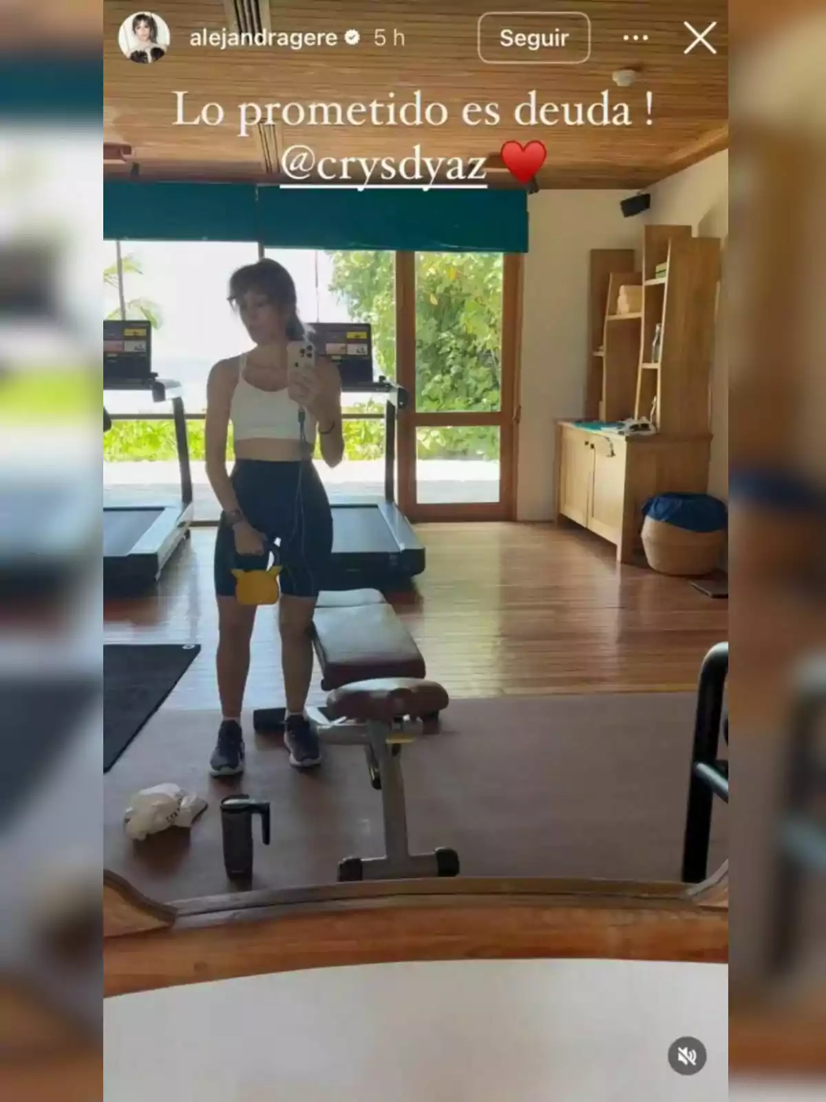 Alejandra Silva en un gimnàs fent-se una selfie davant del mirall. Alejandra Silva en un gimnàs fent-se una selfie davant del mirall.