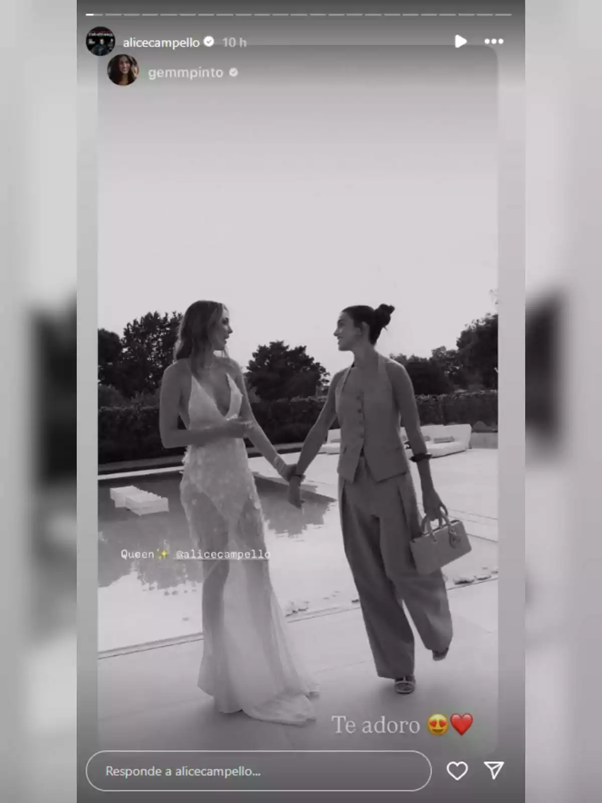 Alice Campello i Gemma Pinto somriuen i es donen la mà al costat d’una piscina, una porta un vestit llarg i l’altra un conjunt de pantalons i armilla, totes dues semblen felices i elegants. Alice Campello i Gemma Pinto somriuen i es donen la mà al costat d’una piscina, una porta un vestit llarg i l’altra un conjunt de pantalons i armilla, totes dues semblen felices i elegants.