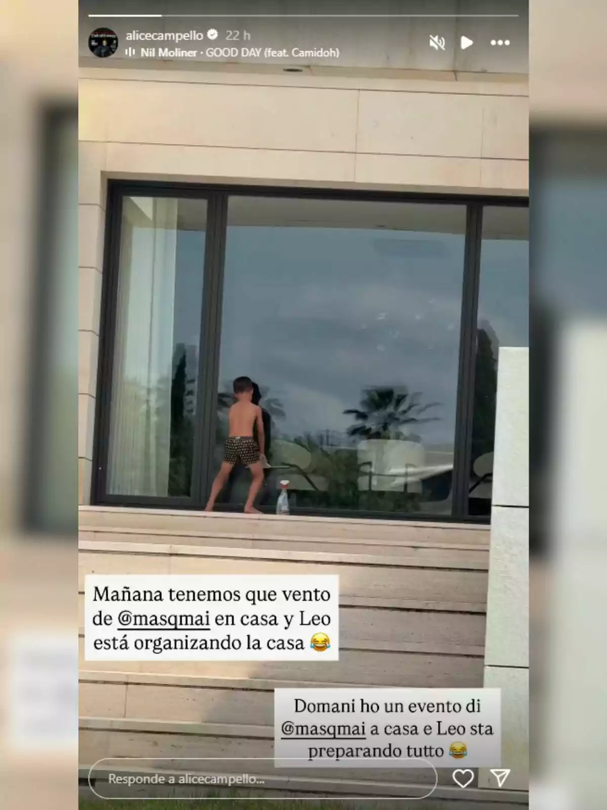 Un nen en banyador està netejant una finestra gran des de l’exterior d’una casa moderna mentre hi ha missatges en castellà i italià sobre un esdeveniment i la preparació del lloc. Un nen en banyador està netejant una finestra gran des de l’exterior d’una casa moderna mentre hi ha missatges en castellà i italià sobre un esdeveniment i la preparació del lloc.