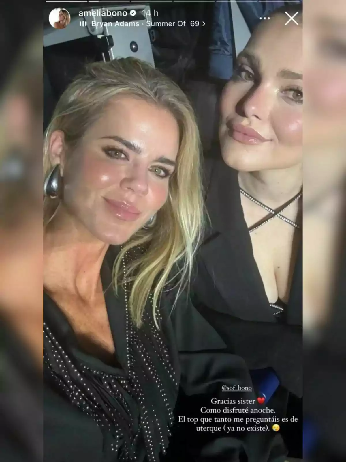 Amelia Bono i Sofia Bono posen juntes per a una selfie, totes dues llueixen somriures i porten roba fosca amb detalls brillants.