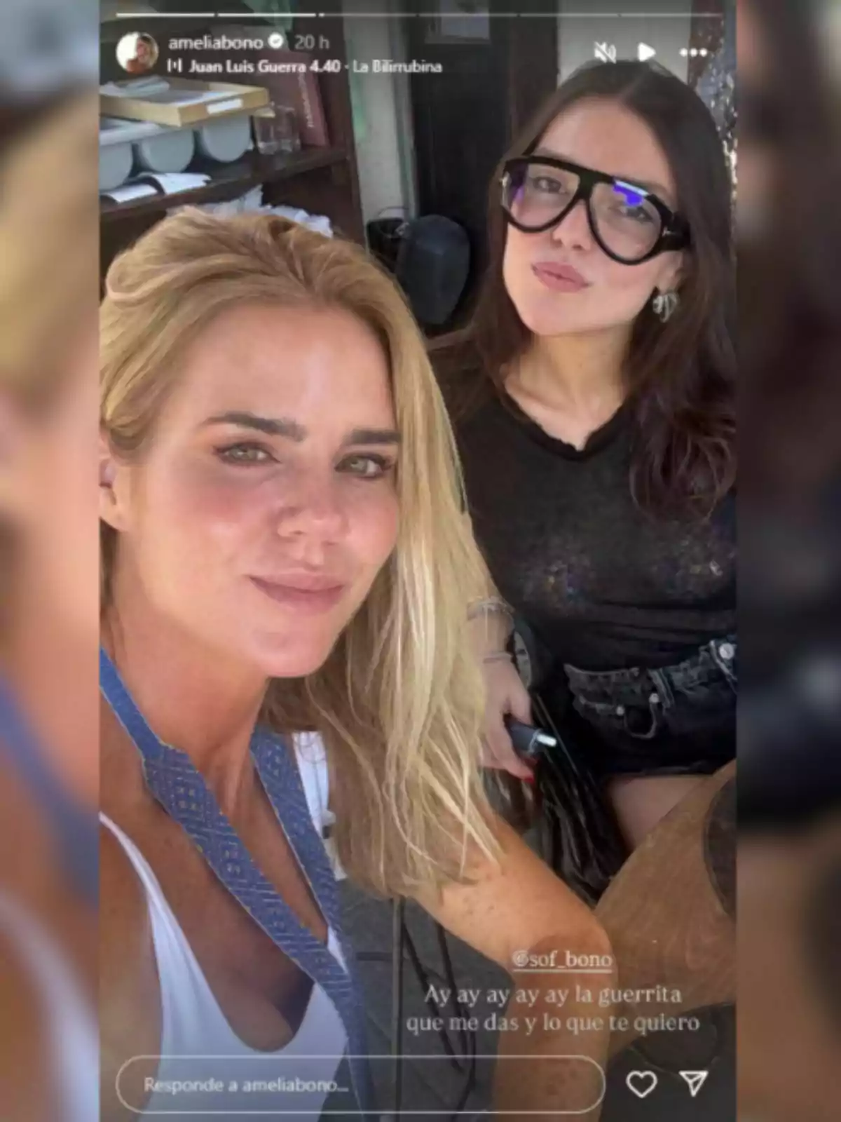 Amelia i Sofia Bono posen per a una selfie en una terrassa, una d’elles porta ulleres grans i totes dues somriuen lleument mentre gaudeixen d’un moment juntes. Amelia i Sofia Bono posen per a una selfie en una terrassa, una d’elles porta ulleres grans i totes dues somriuen lleument mentre gaudeixen d’un moment juntes.