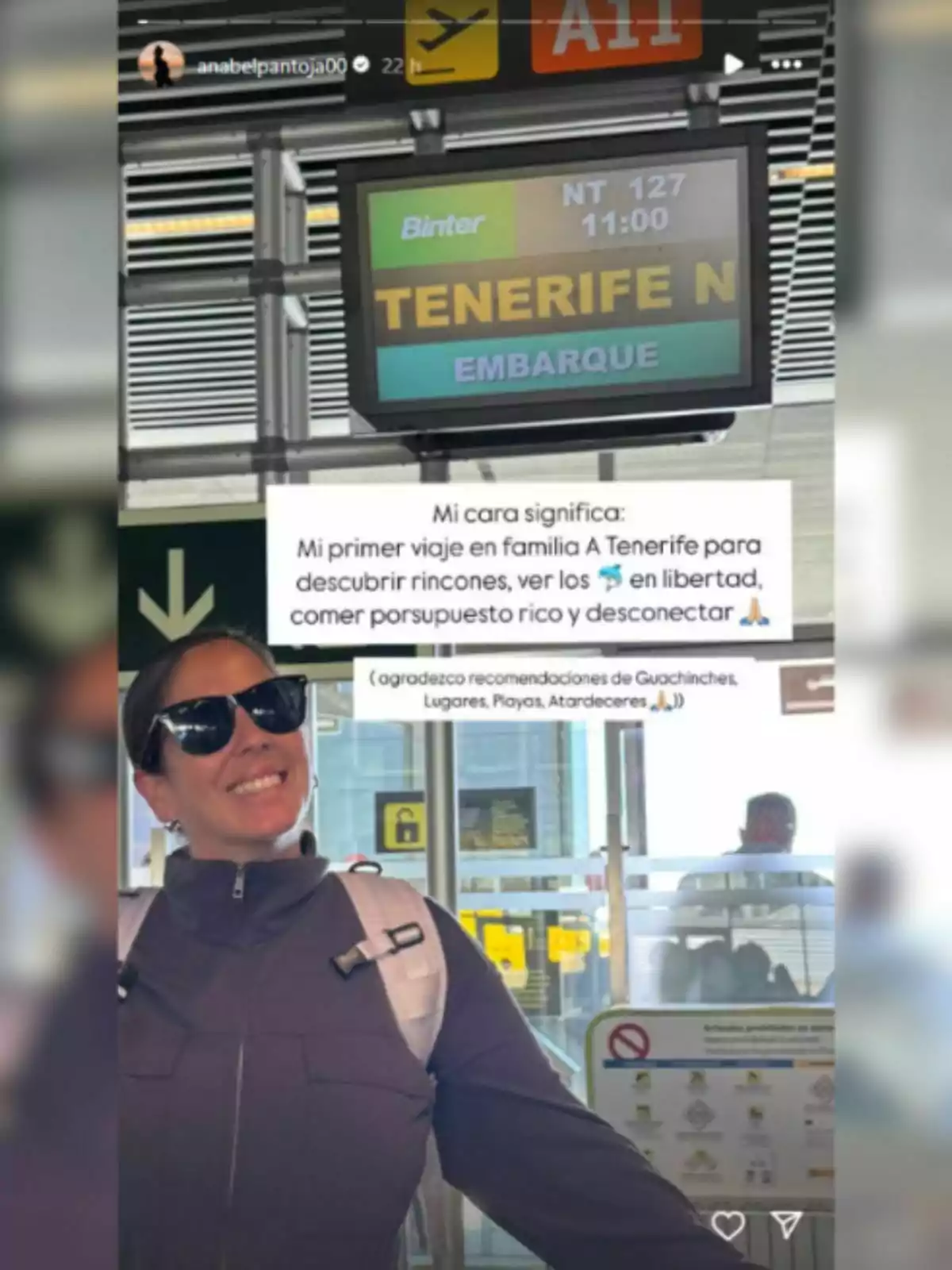 Anabel Pantoja somrient amb ulleres de sol i motxilla en un aeroport, davant d'una pantalla que indica un vol a Tenerife. Anabel Pantoja somrient amb ulleres de sol i motxilla en un aeroport, davant d'una pantalla que indica un vol a Tenerife.