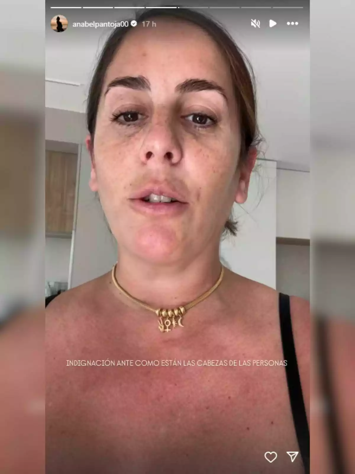 Una persona amb un collaret daurat i un missatge a la imatge que expressa indignació. Una persona amb un collaret daurat i un missatge a la imatge que expressa indignació.