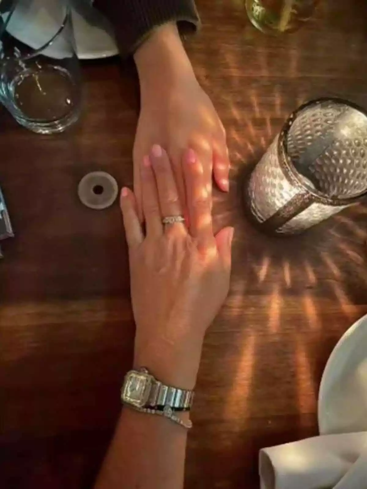 Storie de Belén Esteban agafant la mà d'Andrea Janeiro sobre una taula a Los Angeles