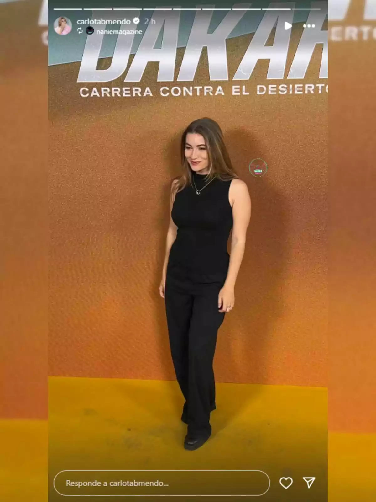 Carlota Boza posant davant d'un fons amb el text Carlota Boza posant davant d'un fons amb el text
