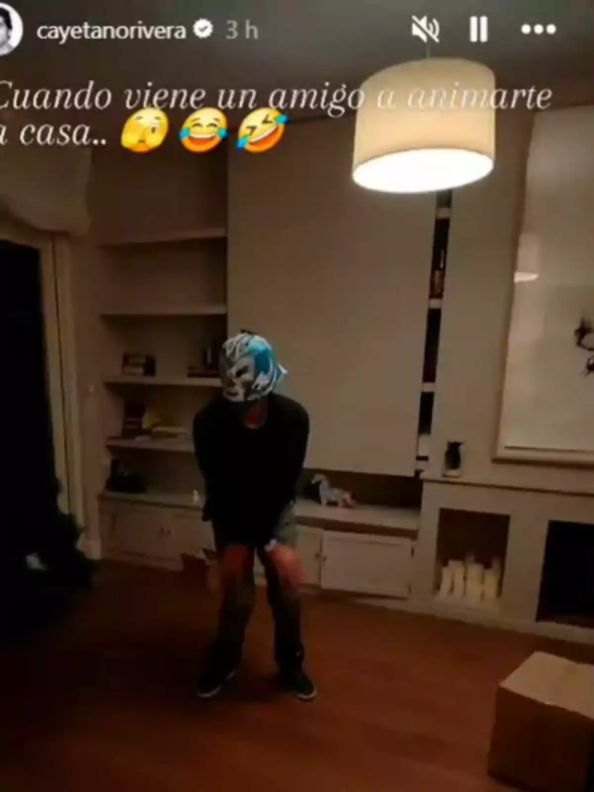 Un home amb màscara de lluitador és en una sala, aparentment divertint-se. Un home amb màscara de lluitador és en una sala, aparentment divertint-se.