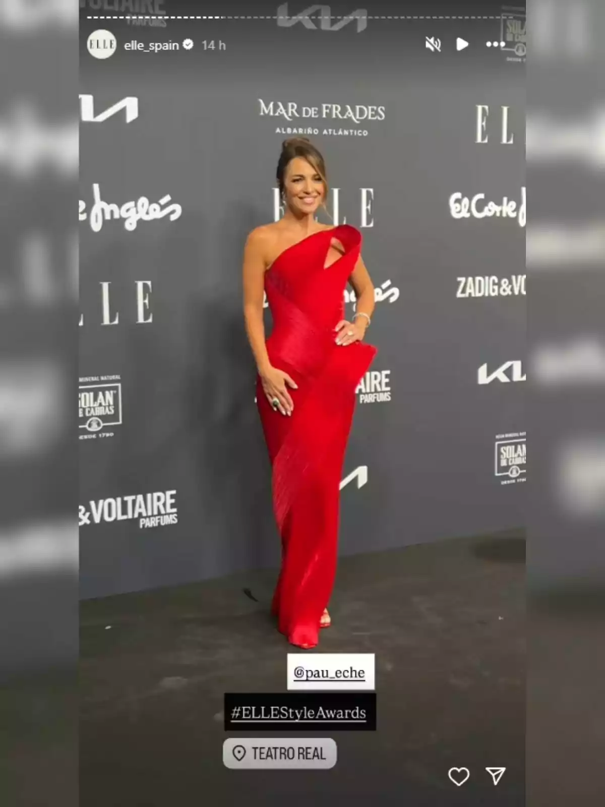 Paula Echevarría posant en una catifa vermella amb un vestit vermell elegant en un esdeveniment de premis de moda Paula Echevarría posant en una catifa vermella amb un vestit vermell elegant en un esdeveniment de premis de moda
