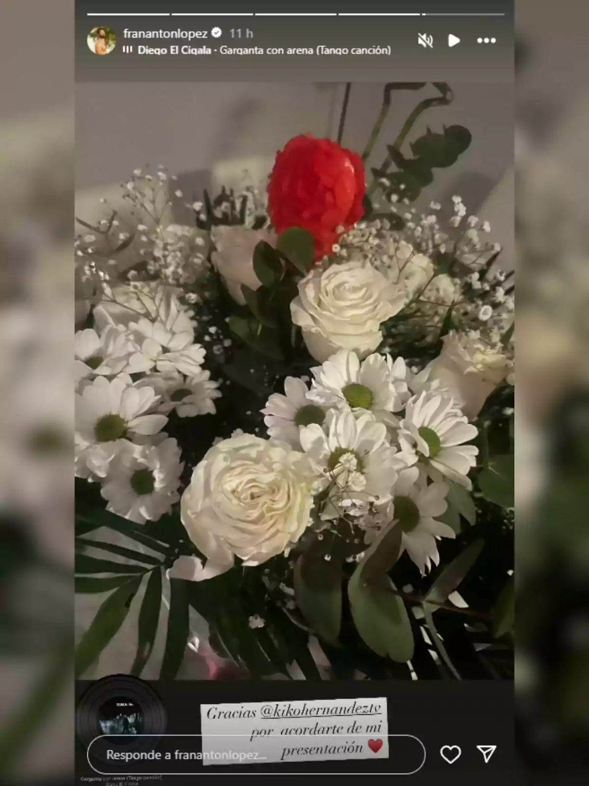 Un ram de flors compost per roses blanques, margarides i una flor vermella, acompanyat d'un missatge d'agraïment. Un ram de flors compost per roses blanques, margarides i una flor vermella, acompanyat d'un missatge d'agraïment.