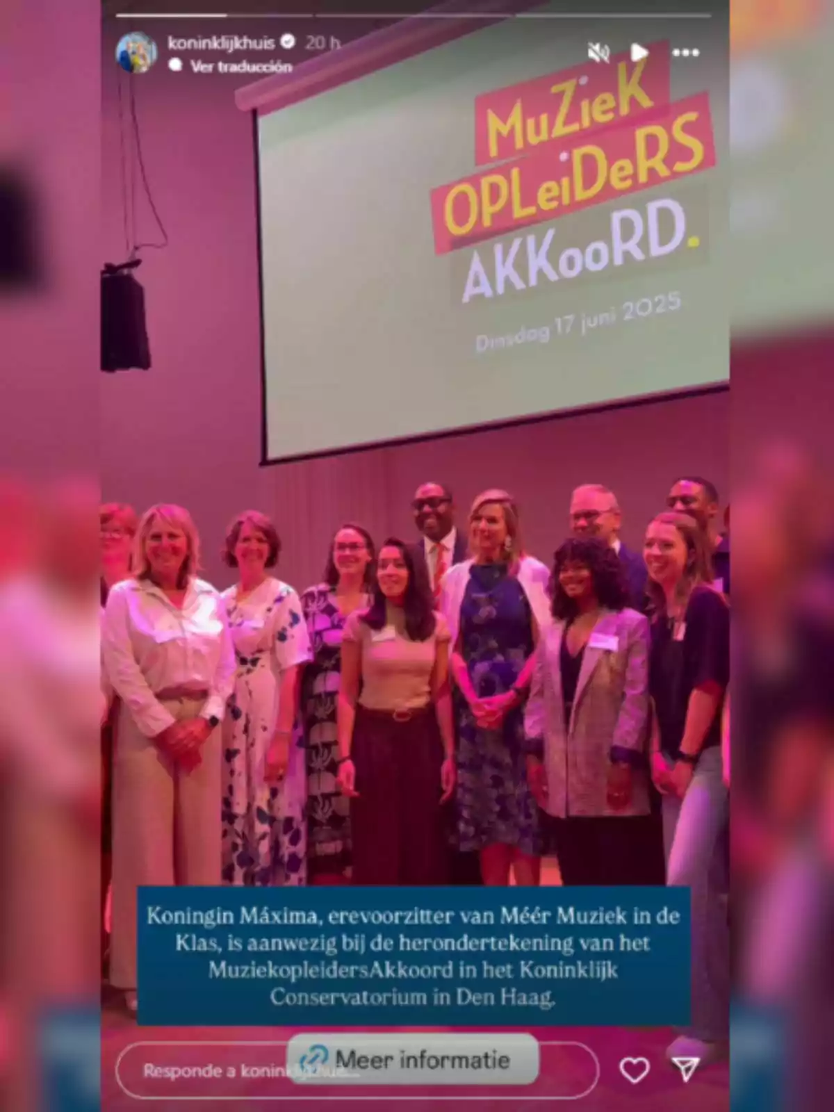 Un grup de persones posa somrient davant d’una pantalla gran que mostra el text MuZieK OPLieDeRS AKKooRD Dimarts 17 de juny de 2025 en un esdeveniment en un auditori il·luminat amb llums roses. Un grup de persones posa somrient davant d’una pantalla gran que mostra el text MuZieK OPLieDeRS AKKooRD Dimarts 17 de juny de 2025 en un esdeveniment en un auditori il·luminat amb llums roses.