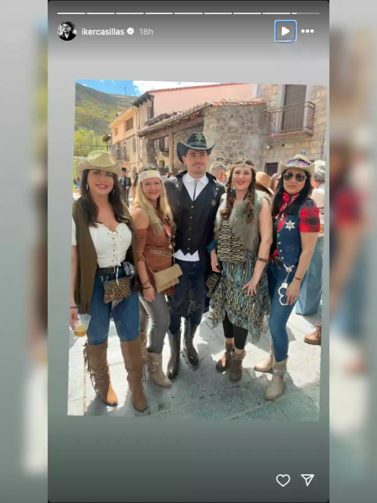 Un grup de persones vestides amb vestits d'estil vaquer i nadiu americà posen a l'aire lliure davant d'un edifici de pedra. Un grup de persones vestides amb vestits d'estil vaquer i nadiu americà posen a l'aire lliure davant d'un edifici de pedra.