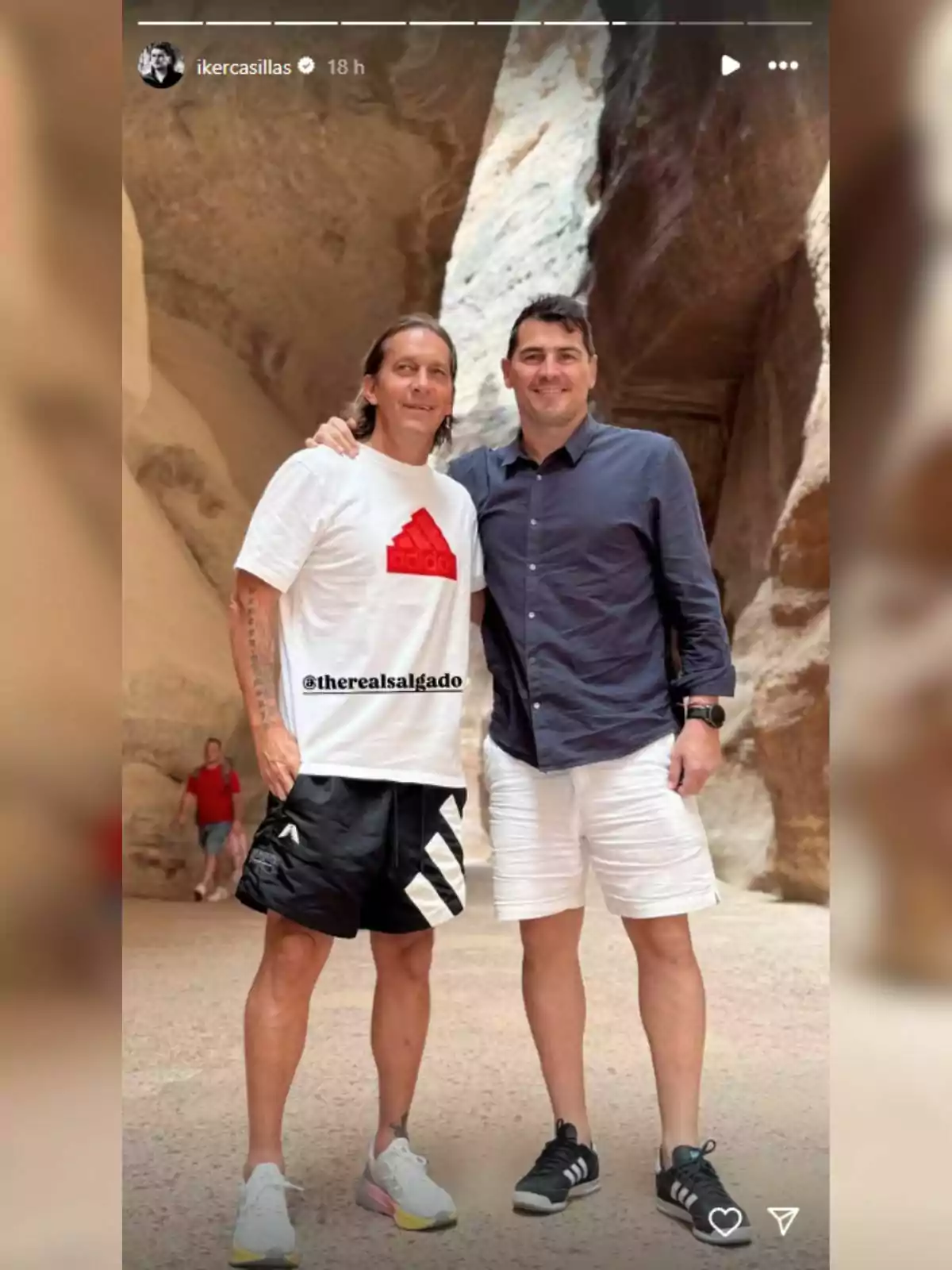Michel i Íker Casillas posen juntes en un entorn rocós, una porta una samarreta blanca i pantalons curts negres, mentre que l'altra porta una camisa fosca i pantalons curts blancs. Michel i Íker Casillas posen juntes en un entorn rocós, una porta una samarreta blanca i pantalons curts negres, mentre que l'altra porta una camisa fosca i pantalons curts blancs.