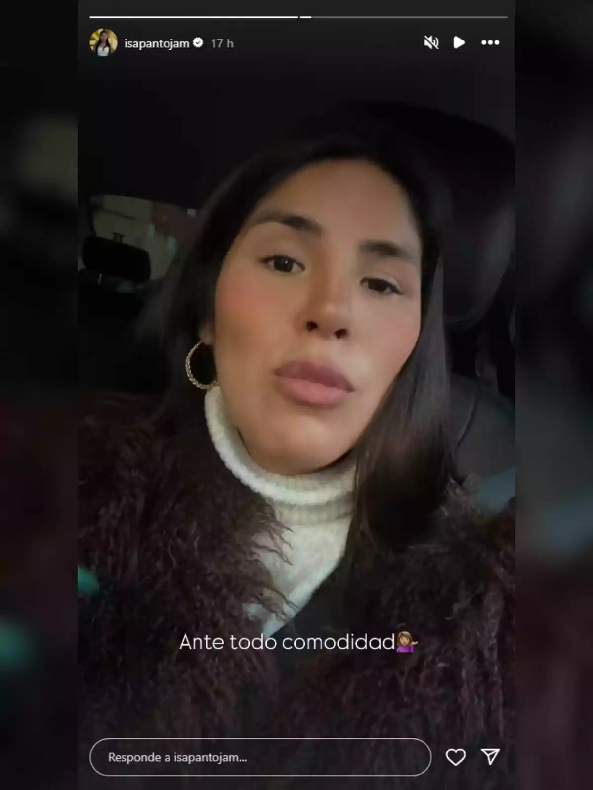 Isa Pantoja amb un suèter de coll alt i un abric de peluix a l'interior d'un automòbil. Isa Pantoja amb un suèter de coll alt i un abric de peluix a l'interior d'un automòbil.