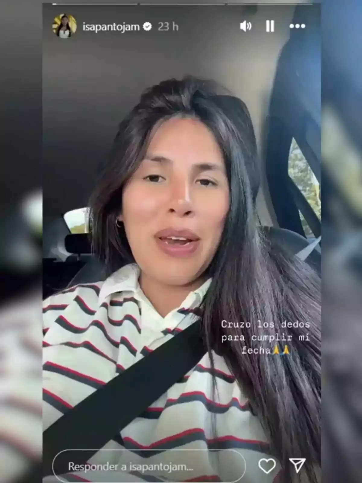 Isa Pantoja està asseguda en un automòbil, porta posada una camisa de ratlles i un cinturó de seguretat, i hi ha un text a la imatge que diu Isa Pantoja està asseguda en un automòbil, porta posada una camisa de ratlles i un cinturó de seguretat, i hi ha un text a la imatge que diu