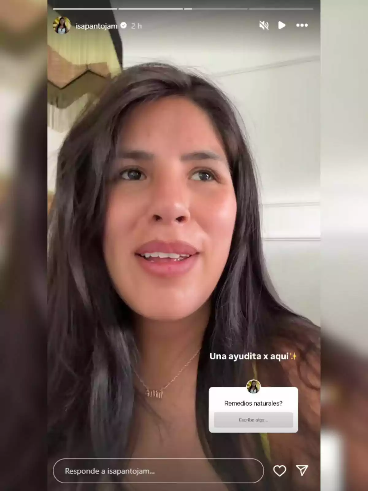 Isa Pantoja parlant davant de la càmera amb un quadre de text que pregunta sobre remeis naturals