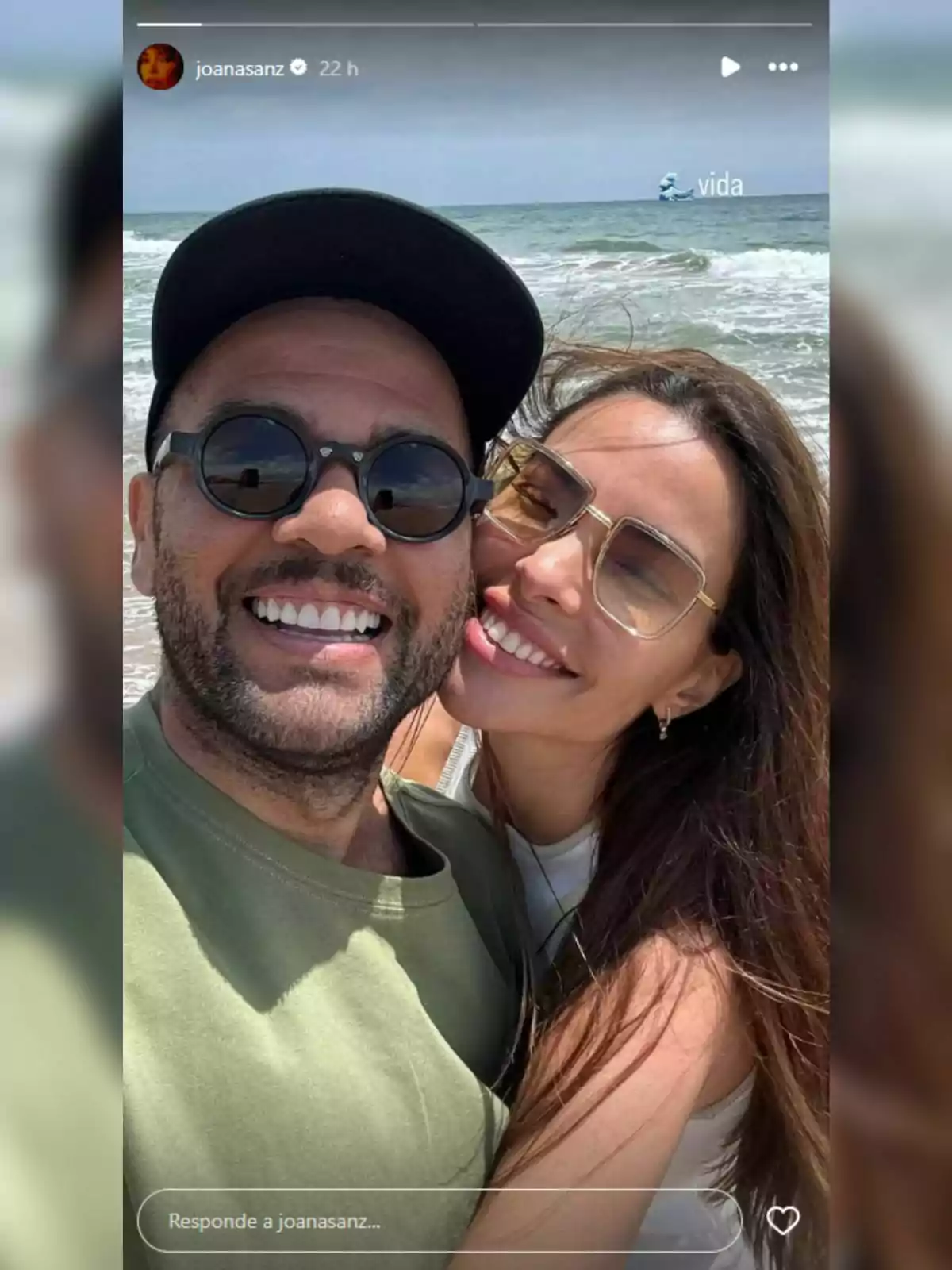 Dani Alves i Joana Sanz somrient es fan una selfie a la platja amb el mar de fons. Dani Alves i Joana Sanz somrient es fan una selfie a la platja amb el mar de fons.