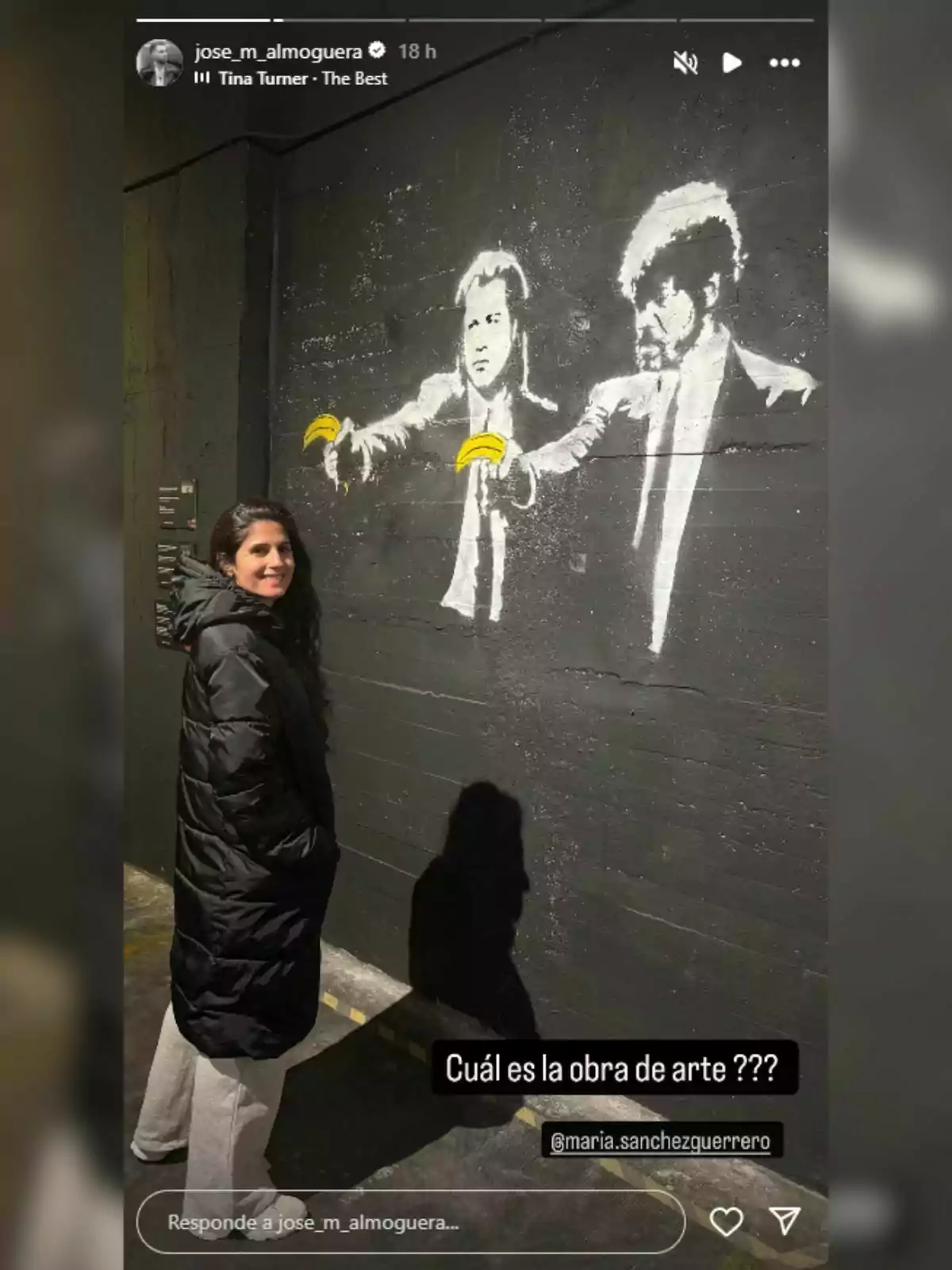 María Sánchez posa somrient davant d'un mural en blanc i negre que representa dues figures sostenint plàtans com si fossin armes. María Sánchez posa somrient davant d'un mural en blanc i negre que representa dues figures sostenint plàtans com si fossin armes.
