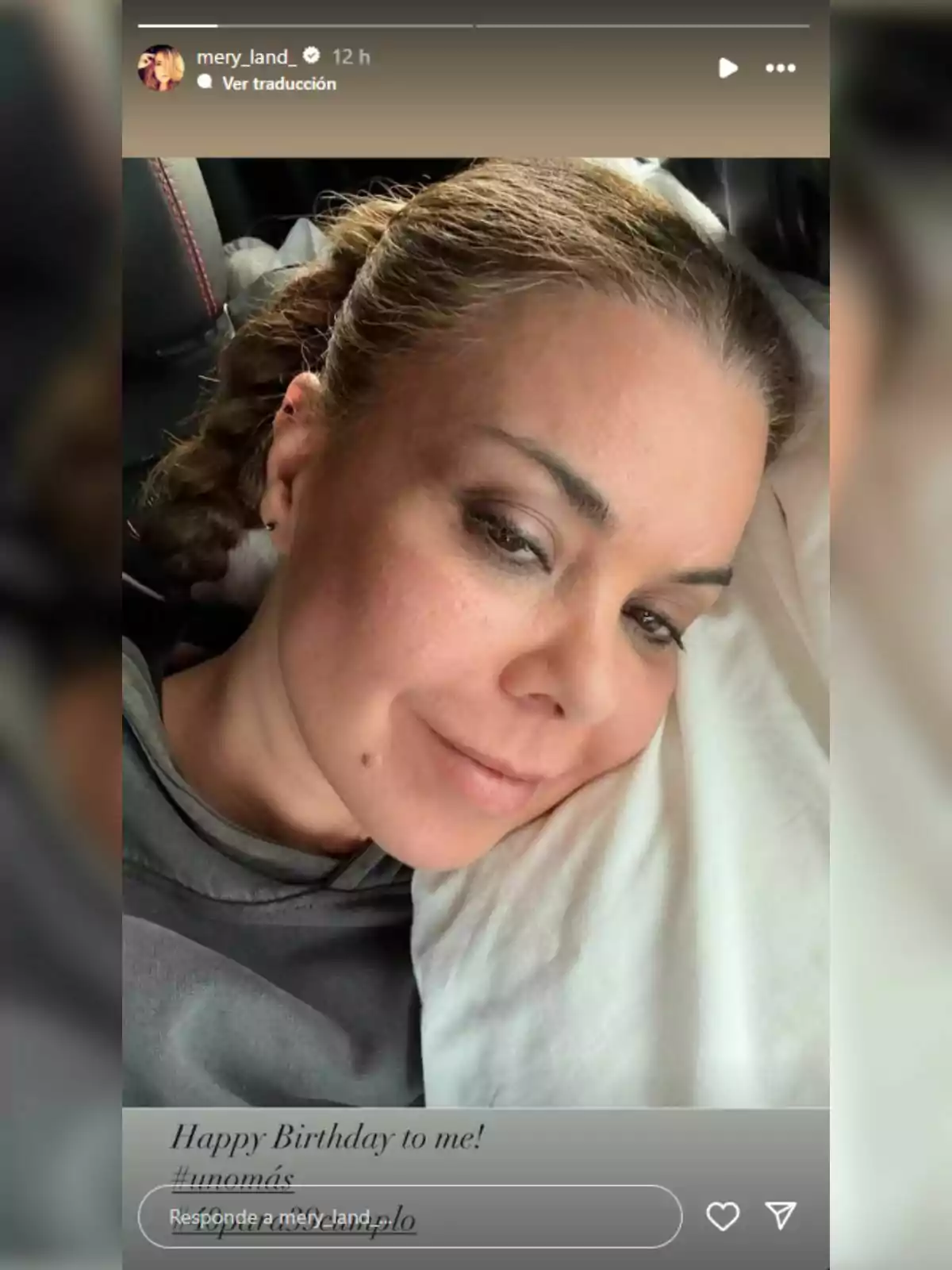 María José Campanario recolzada sobre un coixí blanc somrient lleument mentre mira a la càmera María José Campanario recolzada sobre un coixí blanc somrient lleument mentre mira a la càmera