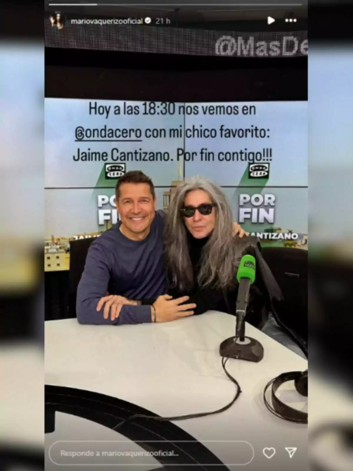 Jaime Cantizano i Mario Vaquerizo posen juntes en un estudi de ràdio, una d'elles porta ulleres de sol i ambdues somriuen davant d'un micròfon verd. Jaime Cantizano i Mario Vaquerizo posen juntes en un estudi de ràdio, una d'elles porta ulleres de sol i ambdues somriuen davant d'un micròfon verd.