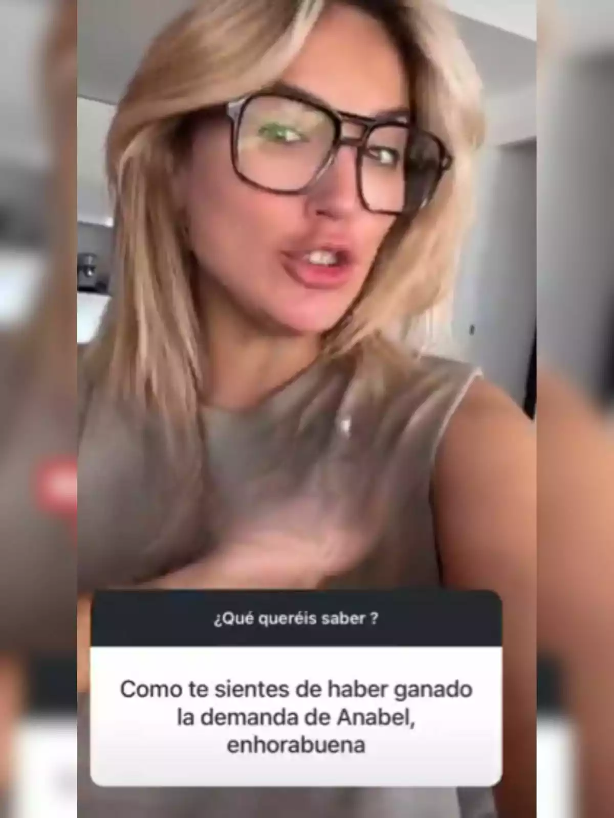 Marta Riesco amb ulleres grans parlant davant de la càmera amb un requadre de text que pregunta com se sent després de guanyar una demanda d’Anabel Marta Riesco amb ulleres grans parlant davant de la càmera amb un requadre de text que pregunta com se sent després de guanyar una demanda d’Anabel
