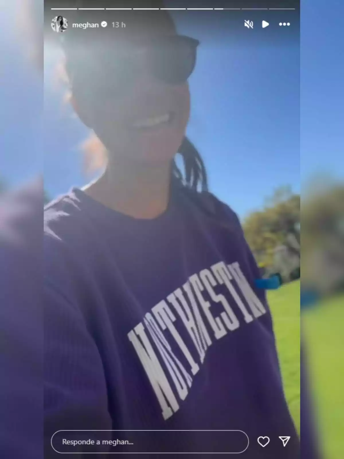 Meghan Markle amb ulleres de sol i una dessuadora morada amb la paraula Meghan Markle amb ulleres de sol i una dessuadora morada amb la paraula