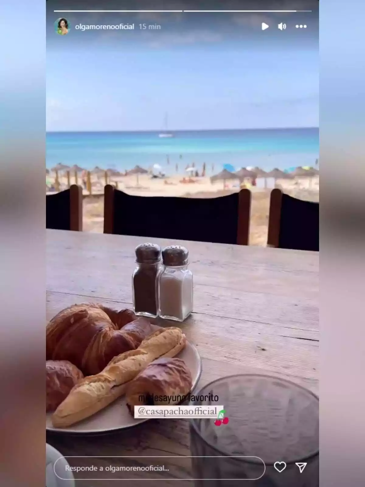Storie de Olga Moreno esmorzant a Casa Pachá amb vistes al mar durant el seu viatge a Formentera