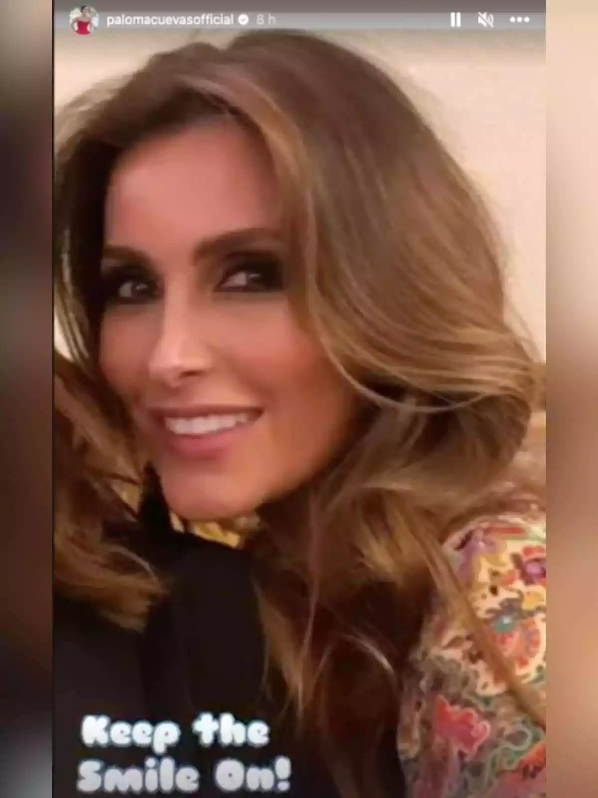 Storie de Paloma Cuevas, posant i somrient, donant una picada d'ullet a Luis Miguel