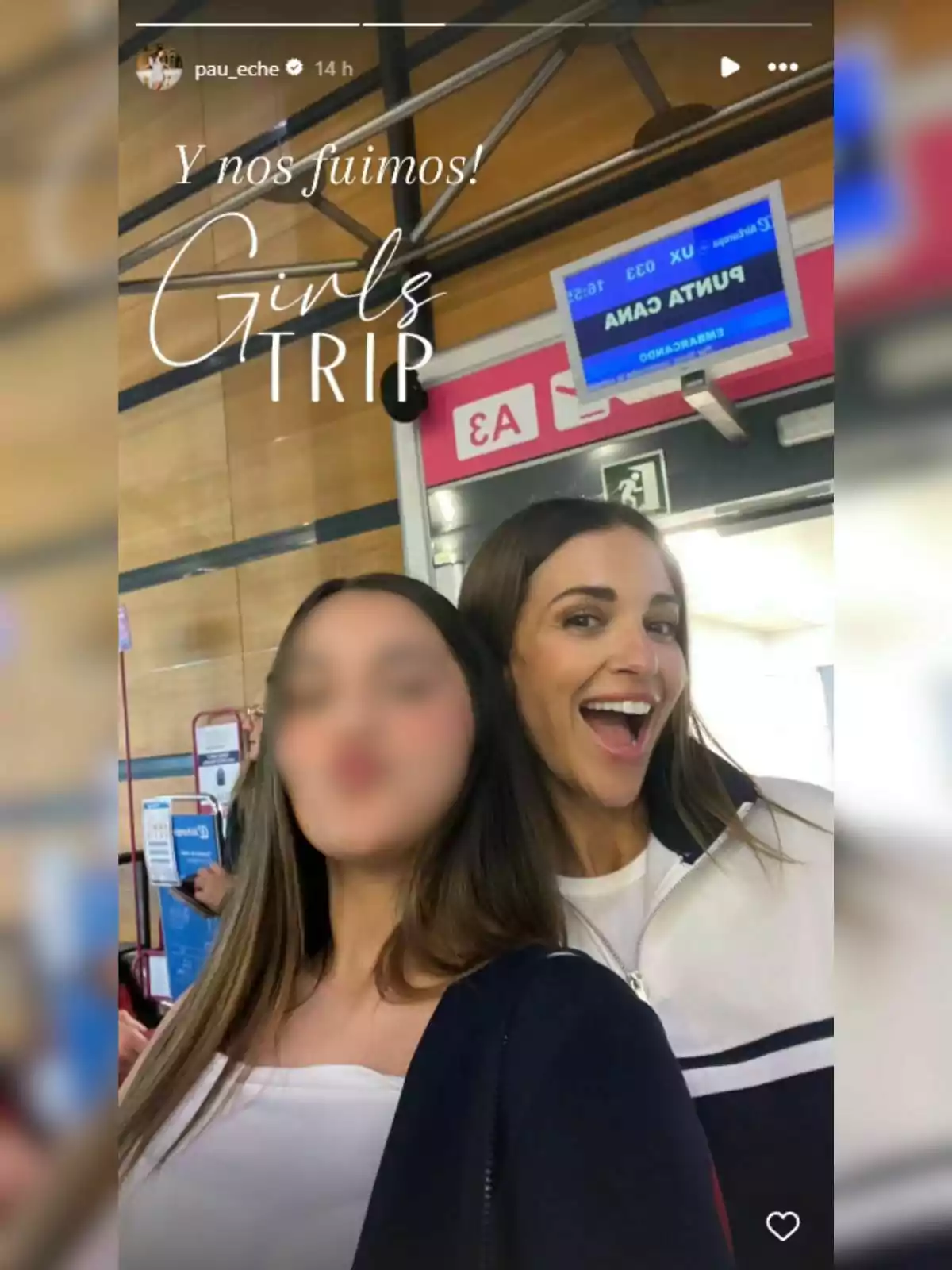 Daniella Bustamante i Paula Echevarría posen somrients davant d'un cartell d'embarcament en un aeroport, amb el text Daniella Bustamante i Paula Echevarría posen somrients davant d'un cartell d'embarcament en un aeroport, amb el text