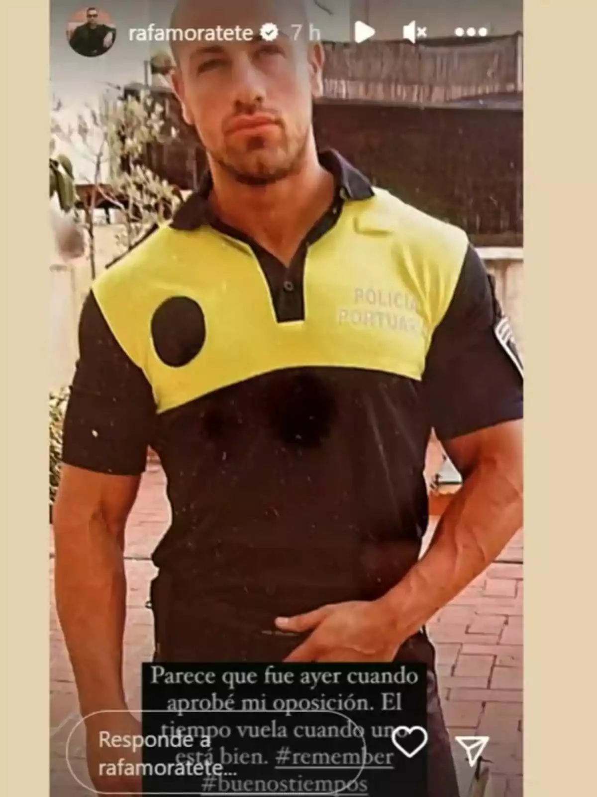 Rafa Mora amb uniforme de policia portuària posa a l'aire lliure, acompanyat d'un text que expressa nostàlgia pel temps passat des que va aprovar la seva oposició, mencionant que el temps vola quan un està bé. Rafa Mora amb uniforme de policia portuària posa a l'aire lliure, acompanyat d'un text que expressa nostàlgia pel temps passat des que va aprovar la seva oposició, mencionant que el temps vola quan un està bé.