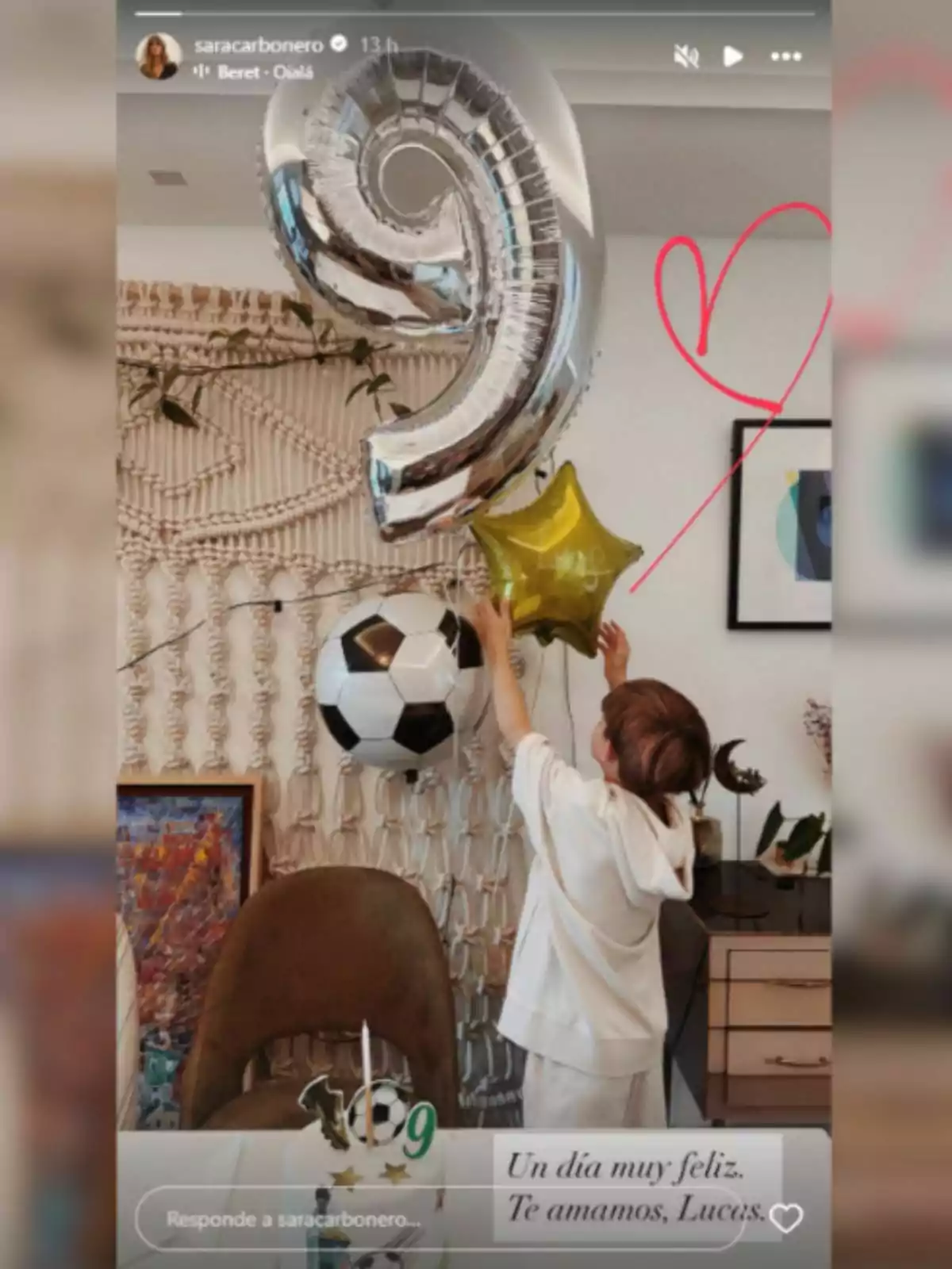 Nen celebrant el seu aniversari amb globus de número nou, estrella daurada i pilota de futbol en una habitació decorada, mentre arriba als globus amb alegria. Nen celebrant el seu aniversari amb globus de número nou, estrella daurada i pilota de futbol en una habitació decorada, mentre arriba als globus amb alegria.