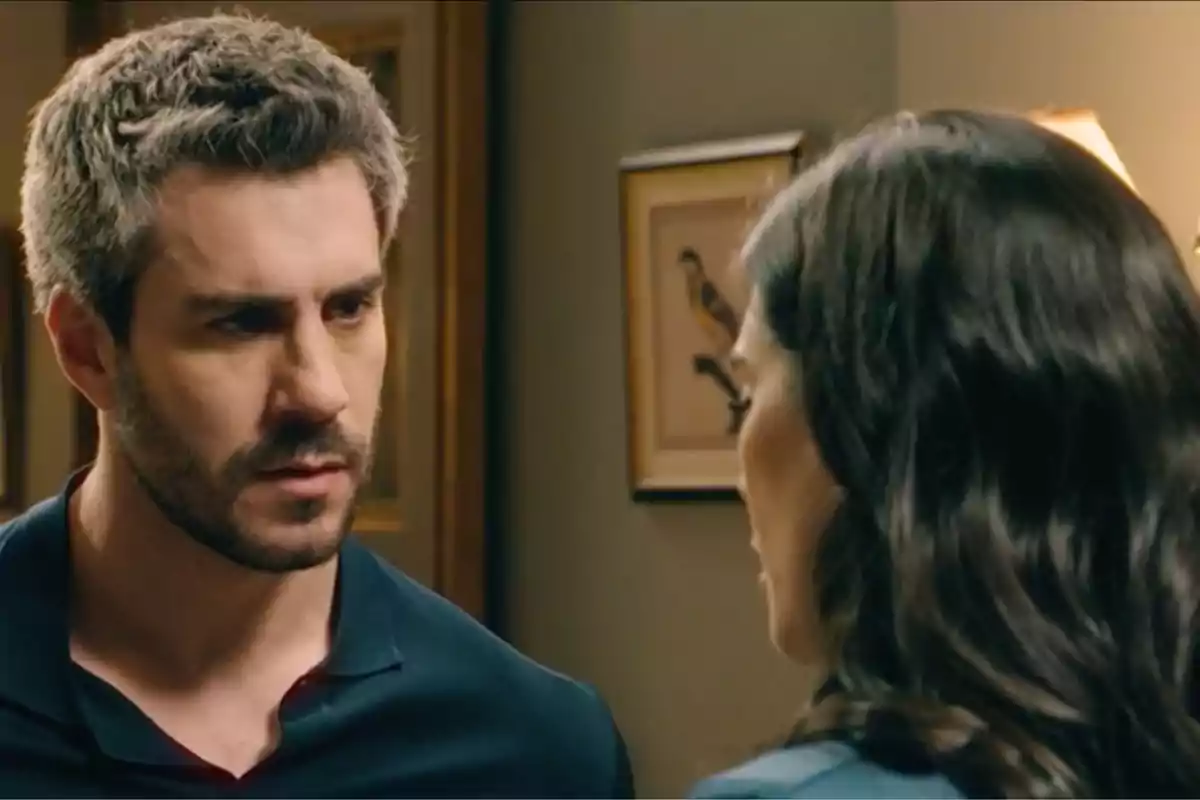 Andrés i María conversen en una habitació amb quadres a la paret. Captura de 'Sueños de libertad' Andrés i María conversen en una habitació amb quadres a la paret. Captura de 'Sueños de libertad'