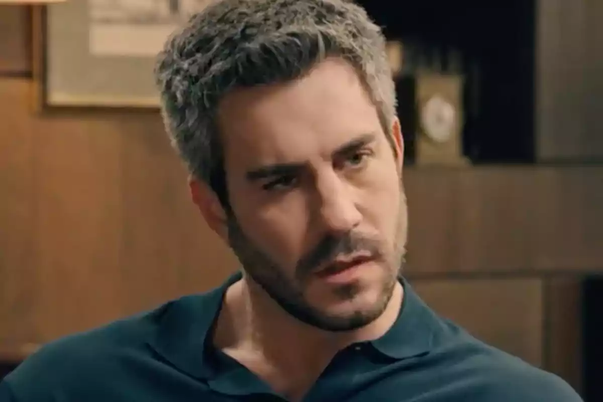 Andrés amb barba i cabell curt i canós porta una samarreta fosca i està en un ambient interior amb parets de fusta. Captura de 'Sueños de libertad' Andrés amb barba i cabell curt i canós porta una samarreta fosca i està en un ambient interior amb parets de fusta. Captura de 'Sueños de libertad'