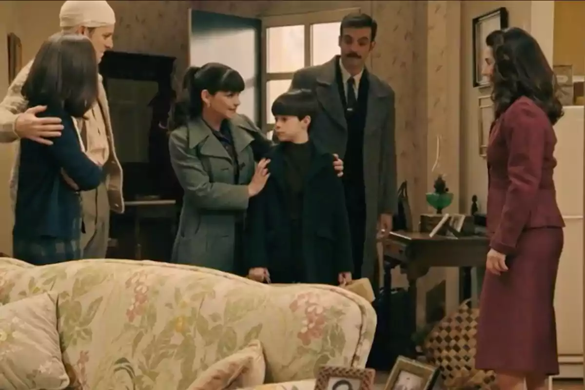 Un grup de persones està reunit en una sala d'estar, algunes d'elles semblen estar conversant mentre altres observen, l'ambient és acollidor i hi ha mobles i decoracions clàssiques. Captura de 'Sueños de libertad'. Un grup de persones està reunit en una sala d'estar, algunes d'elles semblen estar conversant mentre altres observen, l'ambient és acollidor i hi ha mobles i decoracions clàssiques. Captura de 'Sueños de libertad'.