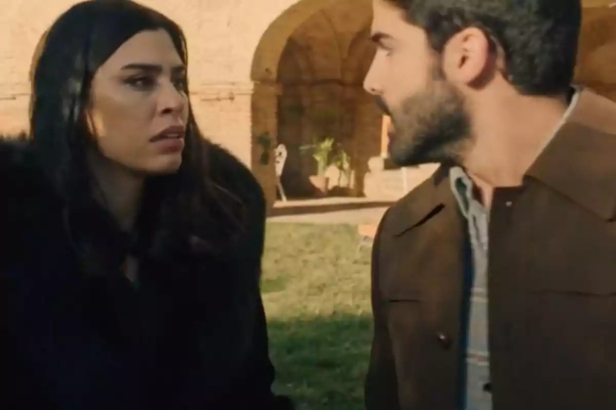 La María i en Raül es miren amb expressions serioses en un espai a l’aire lliure amb parets de maó i arcs al fons. Captura de ‘Sueños de libertad’ La María i en Raül es miren amb expressions serioses en un espai a l’aire lliure amb parets de maó i arcs al fons. Captura de ‘Sueños de libertad’
