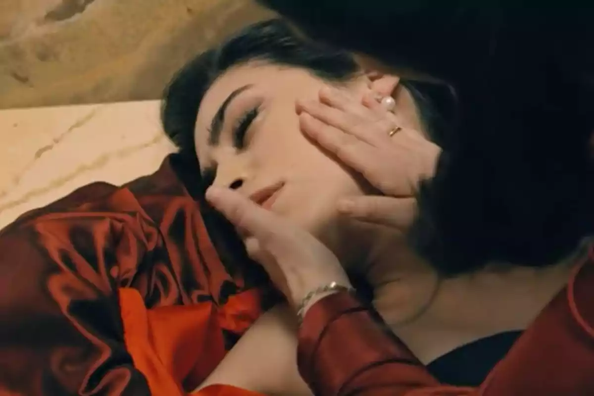 María ajaguda amb els ulls tancats mentre una altra persona li sosté el rostre amb delicadesa. Captura de 'Sueños de libertad' María ajaguda amb els ulls tancats mentre una altra persona li sosté el rostre amb delicadesa. Captura de 'Sueños de libertad'