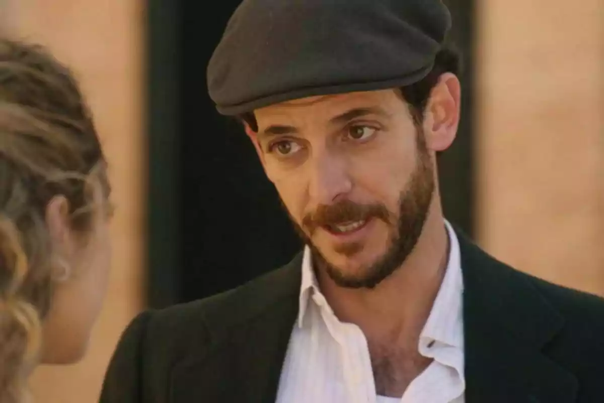Luis amb gorra està parlant amb una dona de cabell arrissat. Captura de 'Sueños de Libertad' el 3 de juliol de 2024 Luis amb gorra està parlant amb una dona de cabell arrissat. Captura de 'Sueños de Libertad' el 3 de juliol de 2024