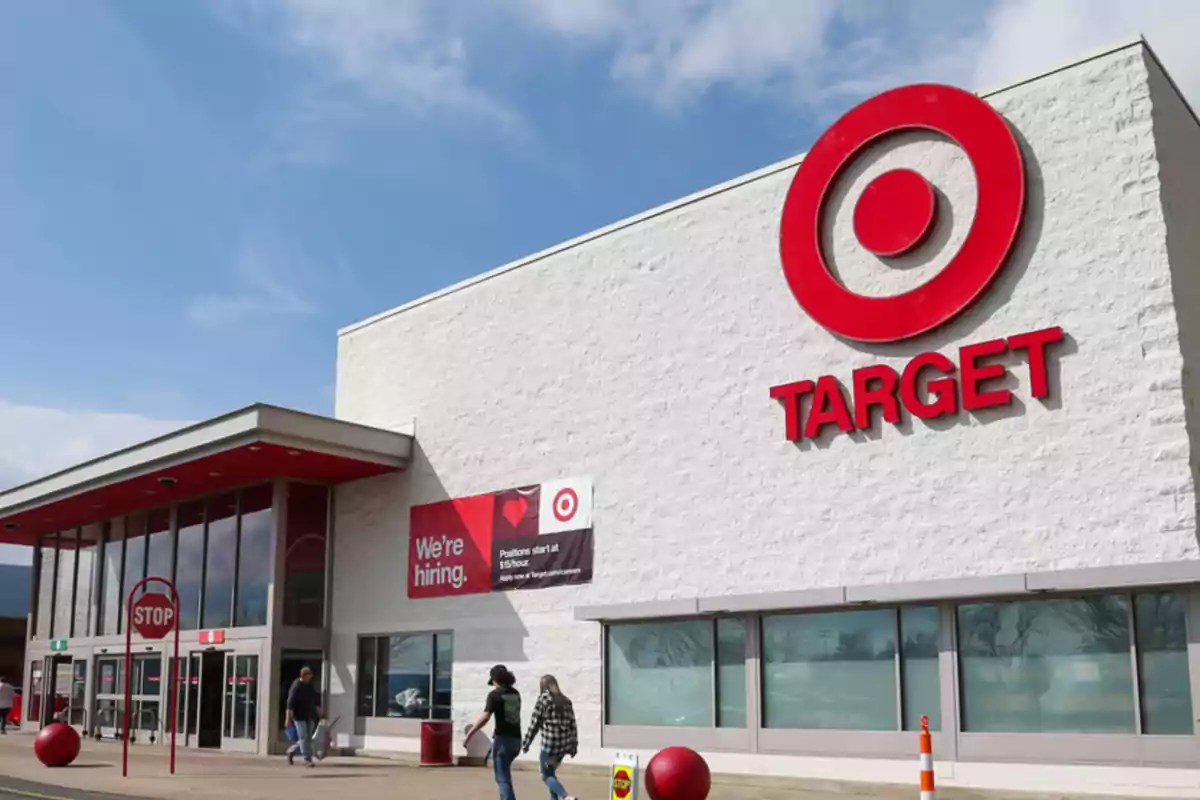 Façana d'una botiga Target amb un cartell de contractació i persones caminant per l'entrada. Façana d'una botiga Target amb un cartell de contractació i persones caminant per l'entrada.