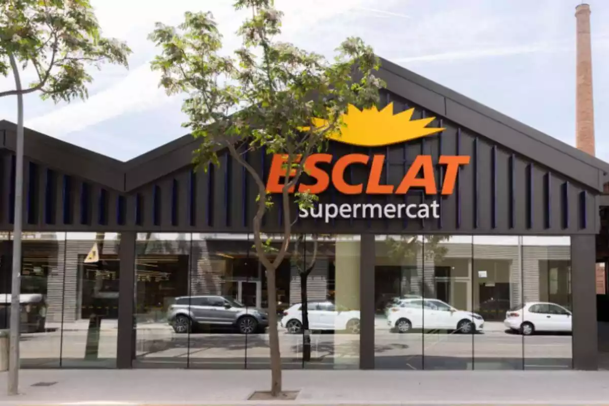 Un supermercat Esclat a Sabadell amb diversos cotxes aparcats davant Un supermercat Esclat a Sabadell amb diversos cotxes aparcats davant