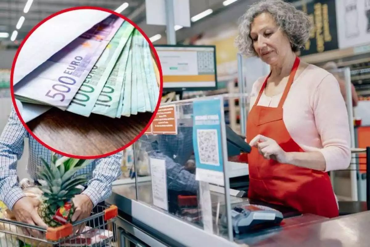 Imatge de fons d´una dona atenent a la caixa d´un supermercat i una altra d´un sobre amb bitllets de 500 i 100 euros