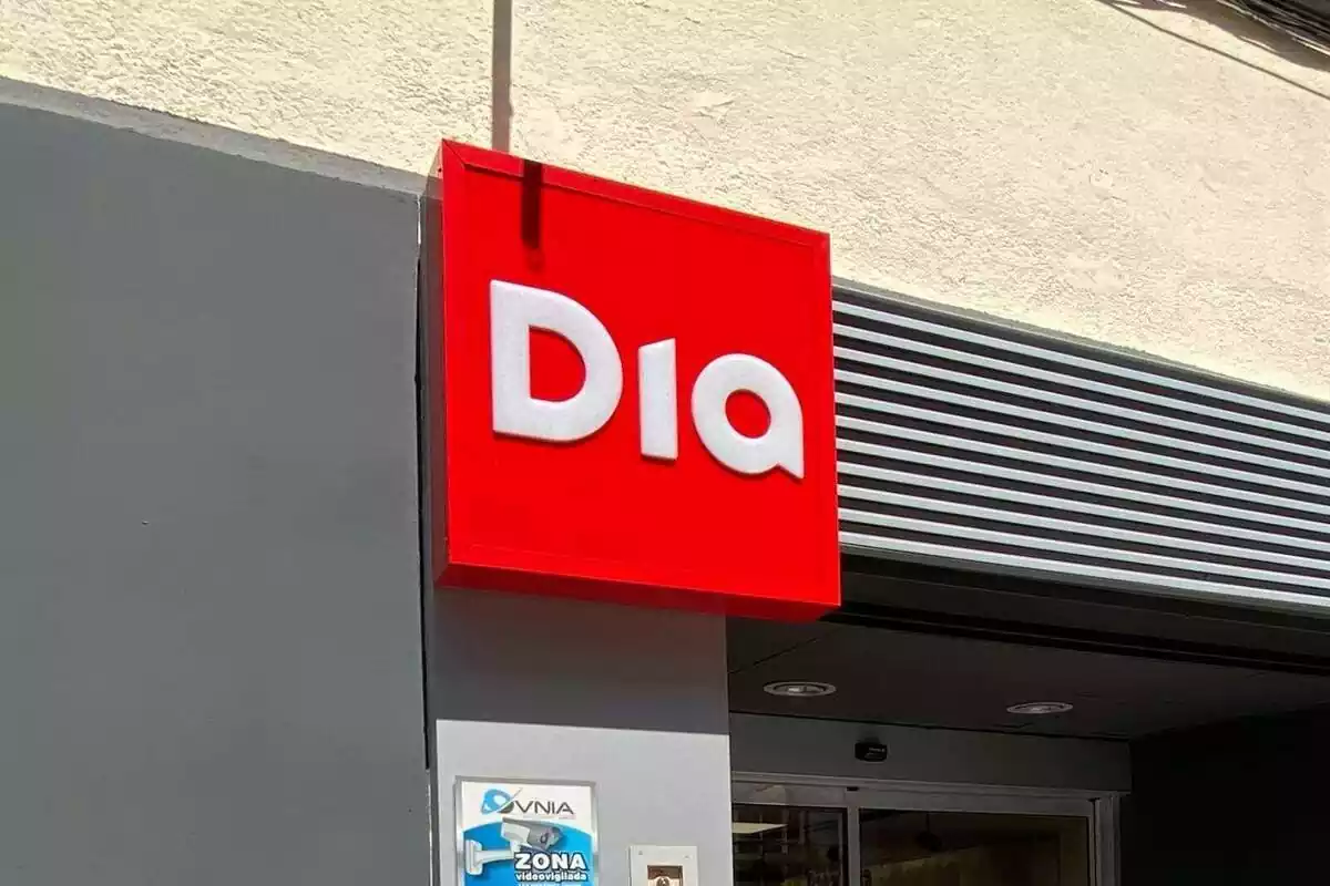El logotip de Supermercats Dia, amb el fons vermell i les lletres blanques, a l'entrada d'una de les botigues