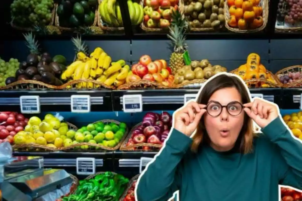 Imatge de fons d´un supermercat amb prestatgeries de fruita i verdura i una imatge d´una dona en primer pla amb gest de sorpresa