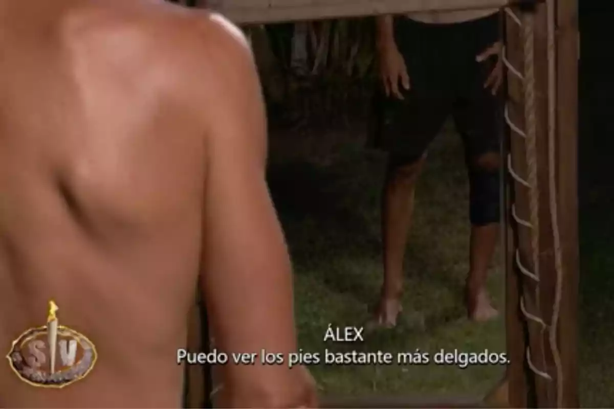 Álex Adrover sense samarreta s'observa en un mirall de cos sencer a l'aire lliure mentre a la pantalla apareixen subtítols que diuen Álex Adrover sense samarreta s'observa en un mirall de cos sencer a l'aire lliure mentre a la pantalla apareixen subtítols que diuen