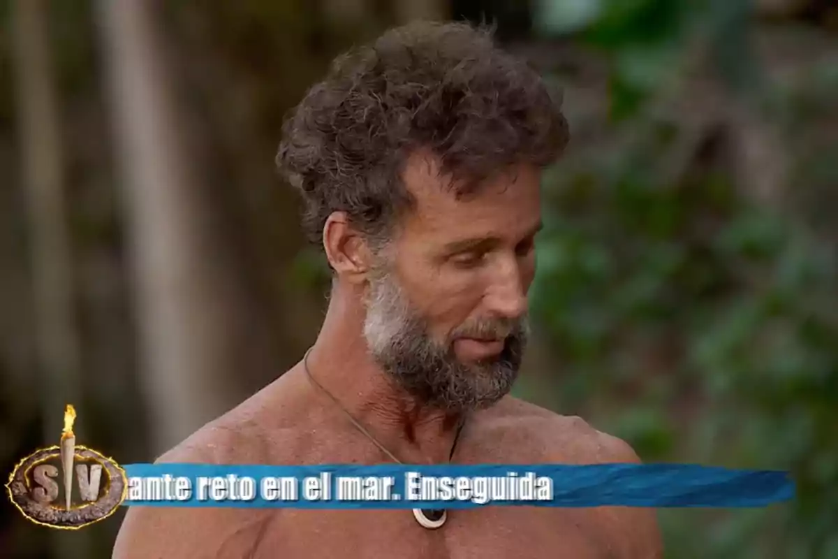 Álvaro Muñoz Escassi apareix en un entorn natural amb un text a la part inferior que menciona un repte al mar. Captura de 'Supervivientes'. Álvaro Muñoz Escassi apareix en un entorn natural amb un text a la part inferior que menciona un repte al mar. Captura de 'Supervivientes'.