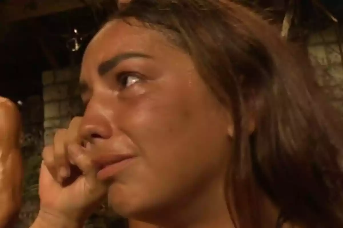 Anita plorant i eixugant-se les llàgrimes amb la mà en un ambient interior fosc. Captura de 'Supervivientes' Anita plorant i eixugant-se les llàgrimes amb la mà en un ambient interior fosc. Captura de 'Supervivientes'