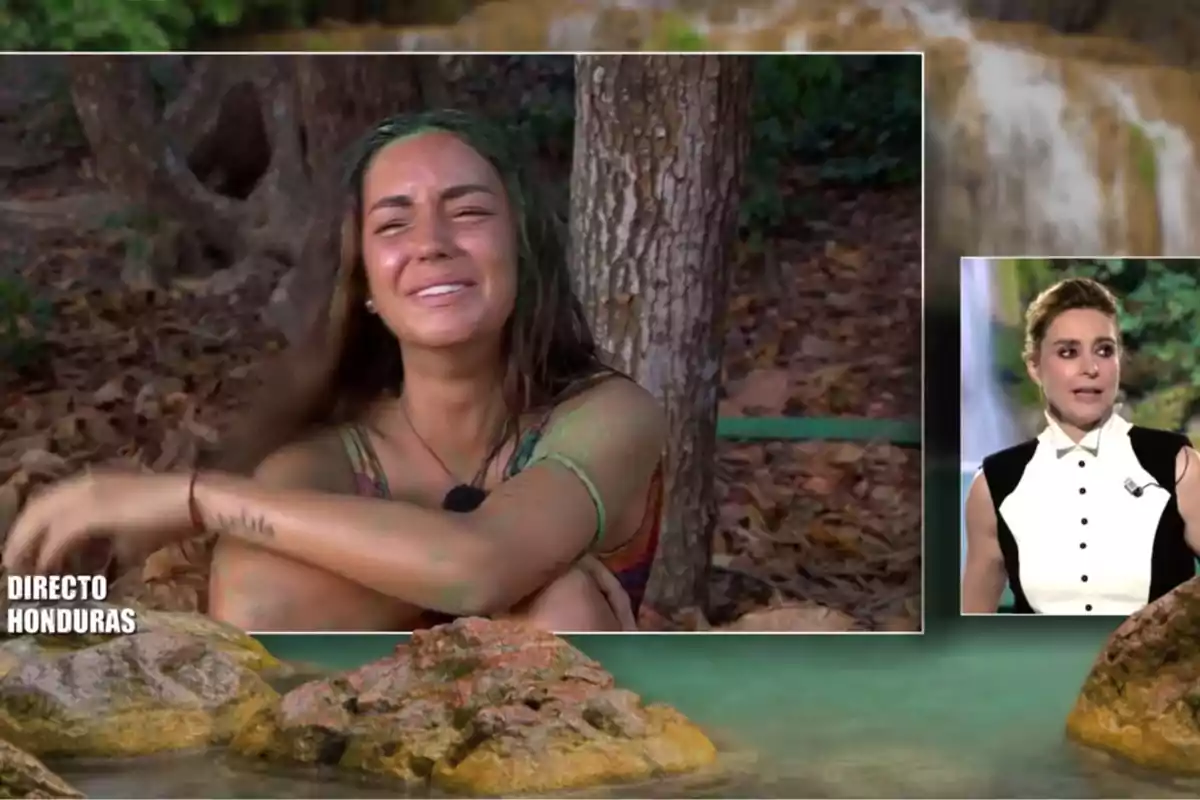 Anita asseguda a terra del bosc amb expressió de plor i Sandra Barneda en un requadre petit observant l'escena. Captura de 'Supervivientes'. Anita asseguda a terra del bosc amb expressió de plor i Sandra Barneda en un requadre petit observant l'escena. Captura de 'Supervivientes'.