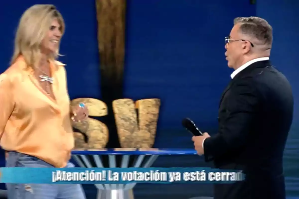 Arancha de Benito i Jorge Javier Vázquez conversen en un plató de televisió amb lletres grans de fons i un missatge a la part inferior que indica que la votació ja està tancada. Captura de 'Supervivientes' Arancha de Benito i Jorge Javier Vázquez conversen en un plató de televisió amb lletres grans de fons i un missatge a la part inferior que indica que la votació ja està tancada. Captura de 'Supervivientes'