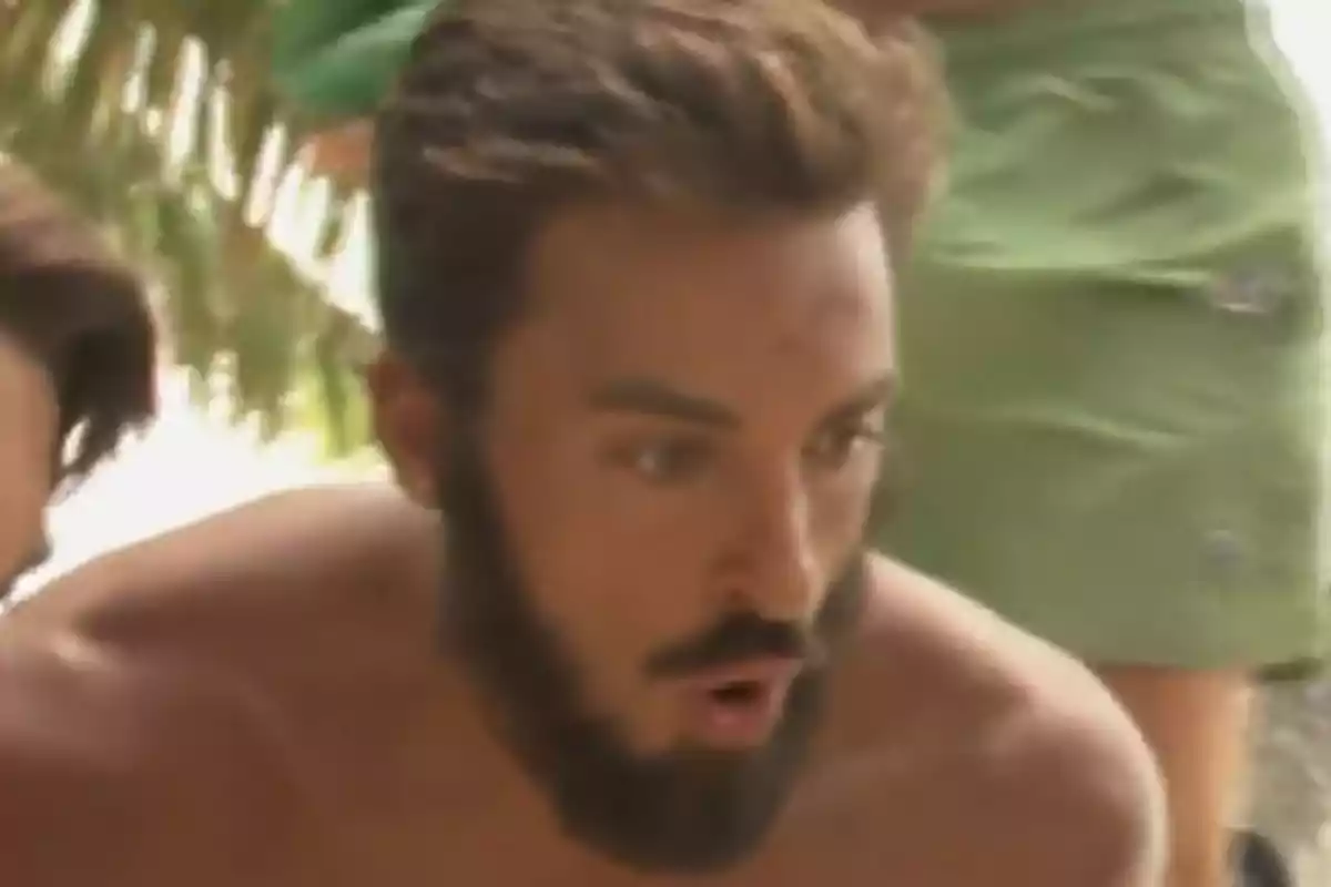 Borja González amb expressió de sorpresa en un entorn a l’aire lliure. Captura de ‘Supervivientes’. Borja González amb expressió de sorpresa en un entorn a l’aire lliure. Captura de ‘Supervivientes’.