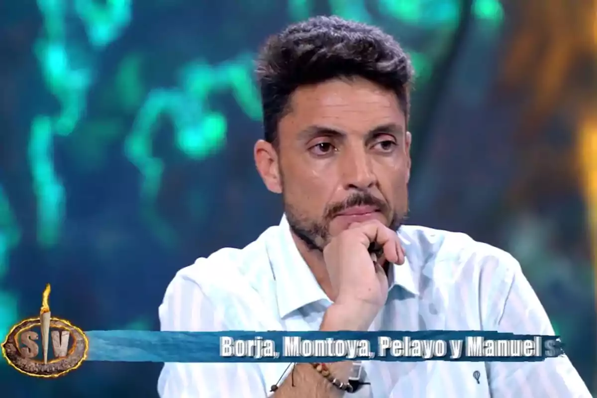 Carlos Calderón amb camisa blanca apareix pensatiu en un programa de televisió, amb un fons desenfocat en tons verds i blaus. Captura de 'Supervivientes' Carlos Calderón amb camisa blanca apareix pensatiu en un programa de televisió, amb un fons desenfocat en tons verds i blaus. Captura de 'Supervivientes'