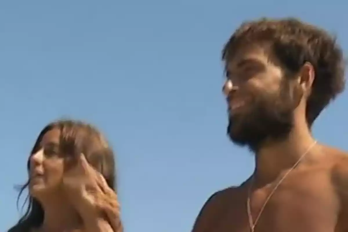 Carmen Alcayde i Montoya somriuen mentre caminen a l'aire lliure sota un cel clar. Captura de 'Supervivientes'. Carmen Alcayde i Montoya somriuen mentre caminen a l'aire lliure sota un cel clar. Captura de 'Supervivientes'.