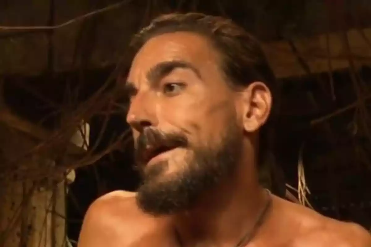 Damián Quintero parlant en un entorn rústic amb branques i fusta de fons. Captura de 'Supervivientes' Damián Quintero parlant en un entorn rústic amb branques i fusta de fons. Captura de 'Supervivientes'