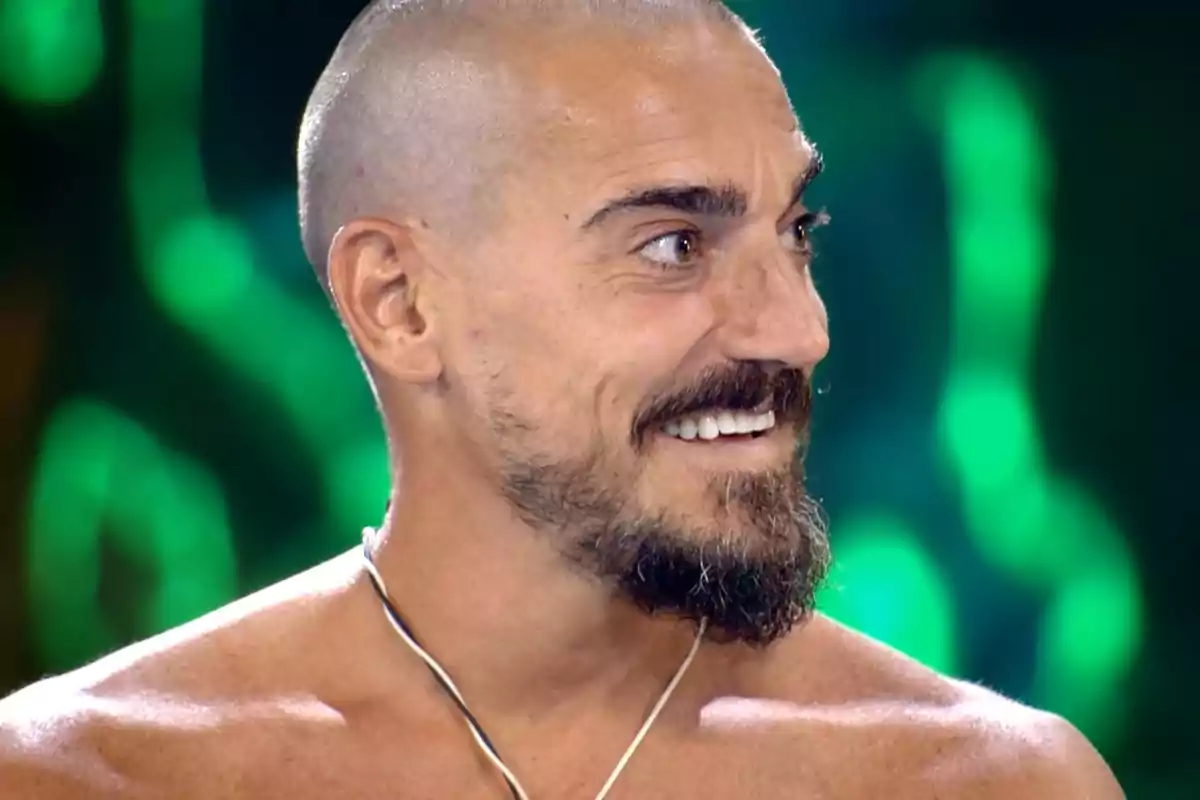 Damián Quintero somriu mirant cap a la dreta amb un fons desenfocat de llums verdes. Captura de 'Supervivientes' Damián Quintero somriu mirant cap a la dreta amb un fons desenfocat de llums verdes. Captura de 'Supervivientes'